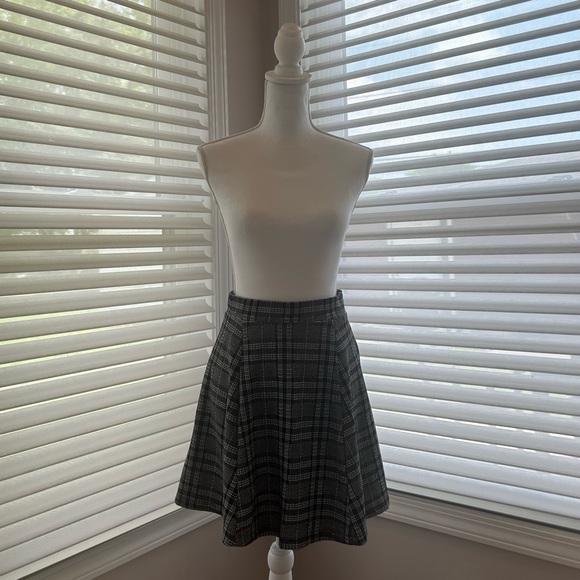 H&M Dresses & Skirts - H&M Plaid Midi Skirt